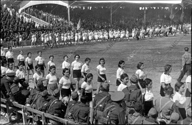 Desfile de los Atletas que Participaron en la Fiesta: Escuelas de Alerta,...