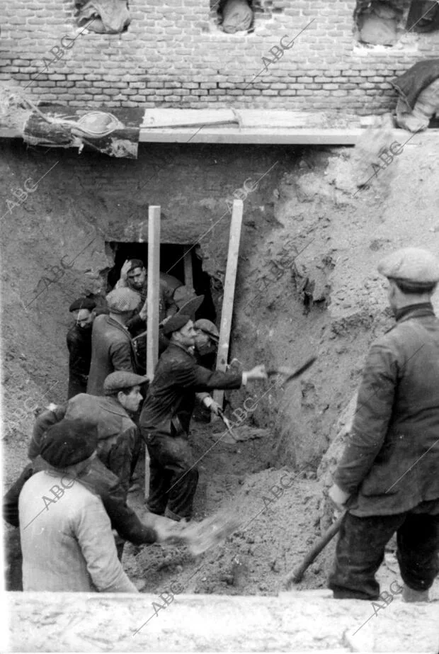 Brigada de Fortificaciones Haciendo un fortificación y un túnel para comunicar...