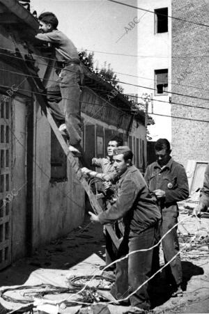 Ingenieros Instalando los Teléfonos para el Mando, en las Casas que Iban...