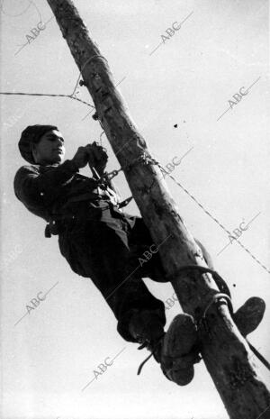 Un miliciano Arreglando las Comunicaciones Telefónicas después de una operación...