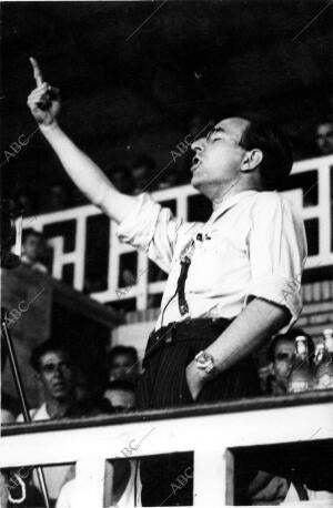 Alfonso Miguel de Barcelona durante un discurso Pronunciado en el campo de...