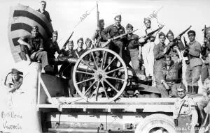 Una pieza de artillería de la columna del teniente coronel Pérez Salas, con La...