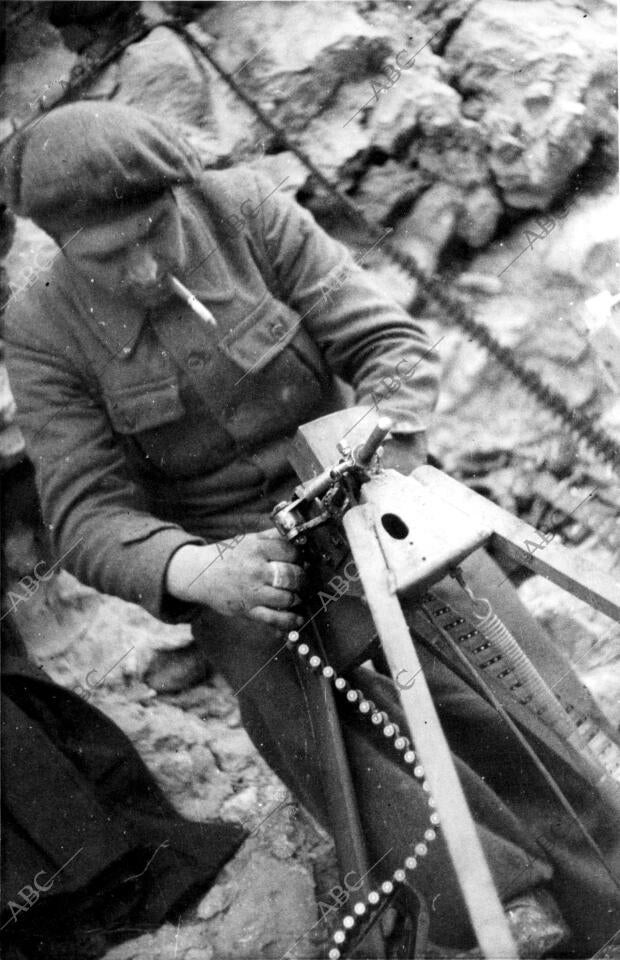 Un soldado republicano Preparando las Cintas de Ametralladoras en el frente de...