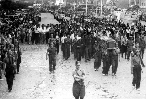 Entierro del miliciano socialista Alfonso Madrid A su paso por la plaza de...