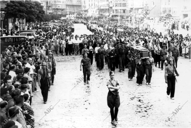 Entierro del miliciano socialista Alfonso Madrid, A su paso por la plaza de...