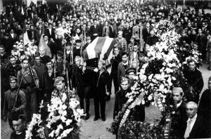 Entierro del comandante Ricart, de la columna Uribarri, muerto en la toma de la...