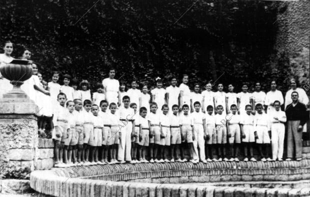 Grupo de Niños Madrileños Refugiados en un campamento de Anglés (Gerona),...