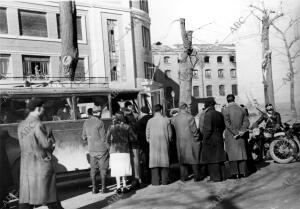 Evacuación, en autocares, de mujeres y niños de Madrid durante la Guerra Civil