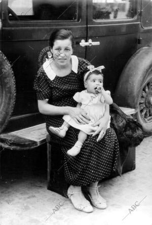 Una mujer Madrileña Embarazada, con su Hija, Esperando el momento de Partir,...