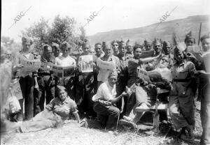 Una barbería en pleno campo de operaciones, con sillones americanos y milicianas...