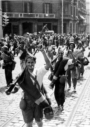 Los Milicianos que Marchan al Frente, Desfilando por las Calles de Barcelona