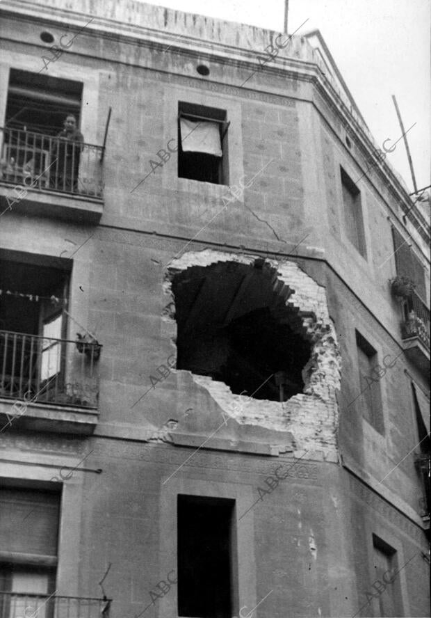 Boquete abierto por un proyectil en una casa de la calle de Torres