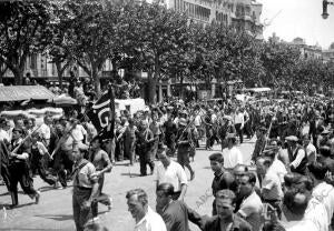 Fuerzas del ejército Desfilando por el paseo de Gracia