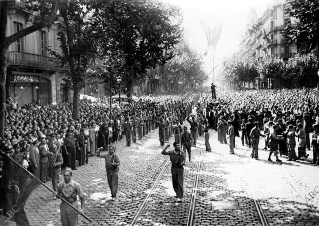 Fuerzas Desfilando frente al monumento A Casanova