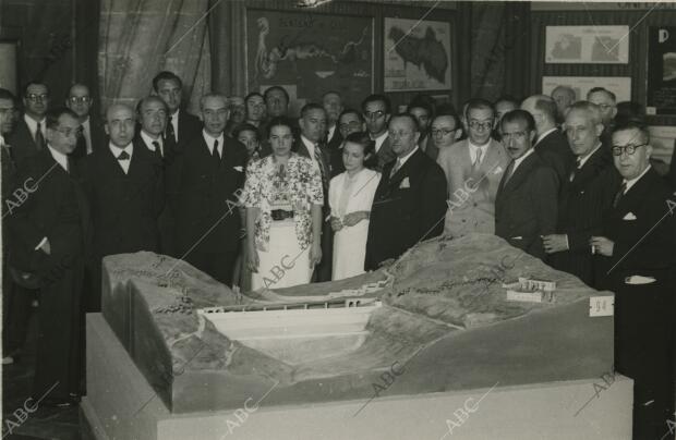 Inauguración de la exposición Nacional de Obras Públicas, a la que asistieron...