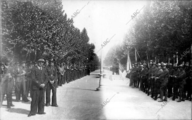 Tropas que Asistieron A la entrega de la Bandera, en el paseo de la avenida de...