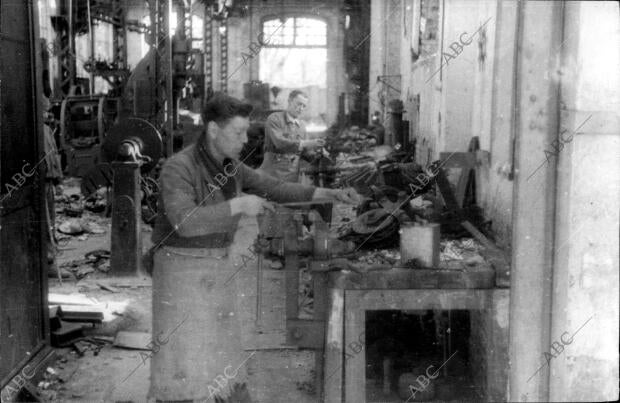 Trabajadores Realizando su tarea en los Talleres Metalúrgicos de la línea de...