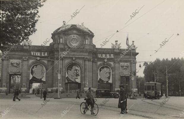 La Puerta de Alcalá, en 1937, celebraba la presencia del Ejército soviético con...