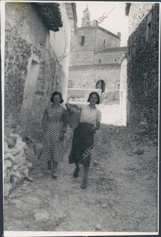 Dos Mujeres en una de las Calles de este pueblo