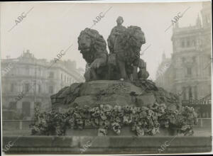 Uno de los leones presenta en la cabeza las huellas de la metralla