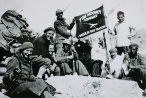 A la derecha el veterano Dave Smith, dela brigada Lincoln en Jarama