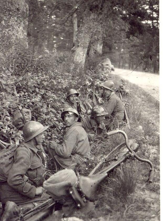 Brigadistas Apostados en la Cuneta, en la Granja, en 1937