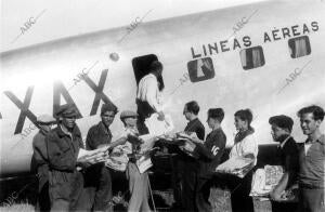 Cargando Periódicos en un Avión, para Tirarlos sobre Zaragoza