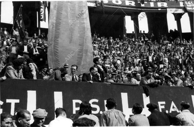 Presidencia del Mítin celebrado en la plaza de Toros monumental de Barcelona, y...