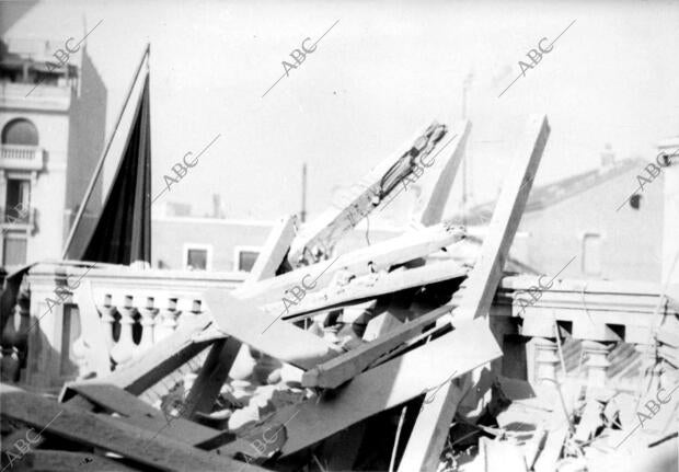 La terraza de la embajada de Chile tras un Bombardeo