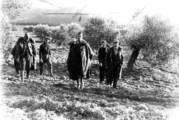 El teniente coronel Rementería Visitando los Olivares donde Abandonaron los...