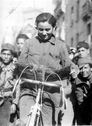 Una miliciana del Batallón Ciclista "Enrique Malatesta", leyendo las noticias de...