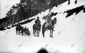 Los Vigilantes de un puesto avanzado del batallón alpino de Navacerrada,...