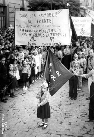 Un grupo de Pioneras en una manifestación Femenina, en Valencia