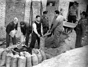 Los Obreros de Fortificaciones Preparando los Materiales para su Arriesgada...