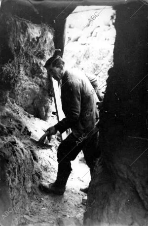 Un soldado de la construcción Acondicionando una trinchera tomada A los...