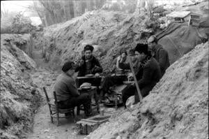 Soldados republicanos comiendo el rancho en una trinchera situada entre los...