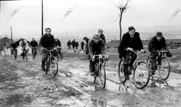 Soldados del Batallón Ciclista marchando a realizar sus servicios de enlace y...