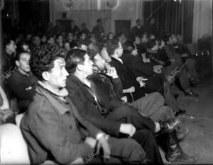 El público Escuchando los Discursos de los Oradores: Torres (izquierda Federal),...