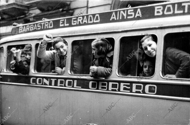 spedida de los muchachos que abandonan Madrid para partir hacia Barbastro...