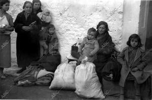 Una Anciana con su Nieto, junto con Otras Mujeres y Niños Madrileños, A su...