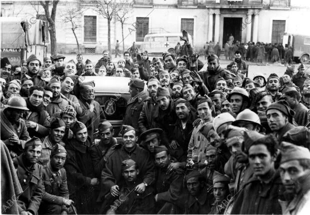 Soldados del regimiento de Granada, ante una estampa de la Macarena