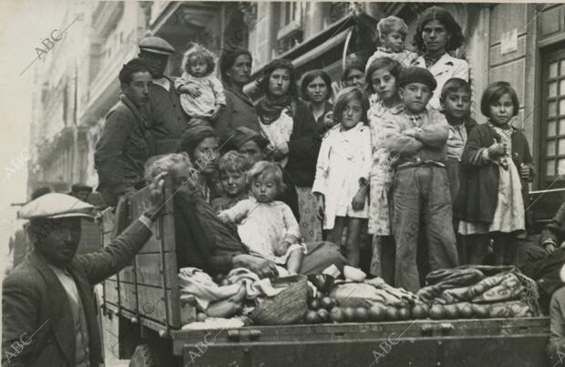 Un camión con mujeres y niños que abandonaron Málaga antes de la entrada de las...