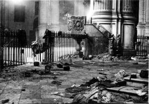 Interior de la catedral de Málaga después de ser tomada dicha ciudad por las...