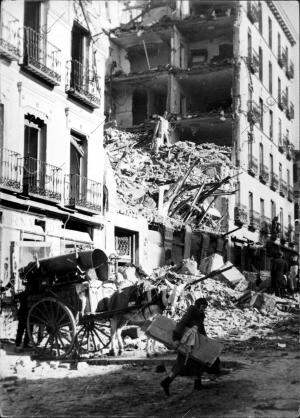 Algunos de los Habitantes de las Casas Destruidas Sacan de sus Ruinas Algunos de...