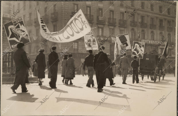 Jóvenes de la juventud antifascista Recorriendo las Calles Madrileñas Haciendo...