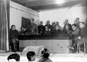 El teniente Coronel (Julian Fernandez) cavada Pronunciando un discurso durante...