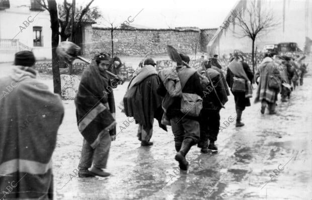 Los Fortificadores Dirigiéndose A las Primeras Líneas de Fuego, tras la toma del...