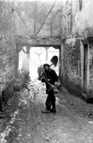 Un fortificador Marchando A fortificar las Primeras Líneas de fuego de un pueblo...