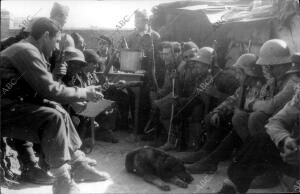 Un descanso de las Tropas del sector del puente de los Franceses, en el frente...