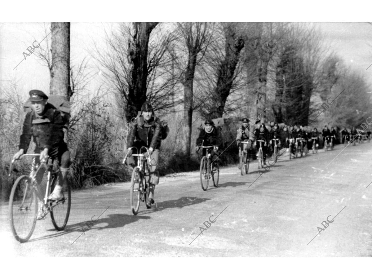 El Batallón Ciclista de la motorizada marchando a los frentes Archivo ABC